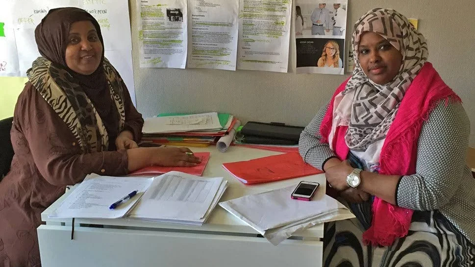 Skapar förtroende. Asha Omar (till vänster) och Zara Abdi har deltagit i arbetet med att samla in uppgifterna till studien. I många år har medarbetare som själva kommer från Somalia fungerat som en förtroendeskapande länk mellan forskargruppen och somaliska familjer.