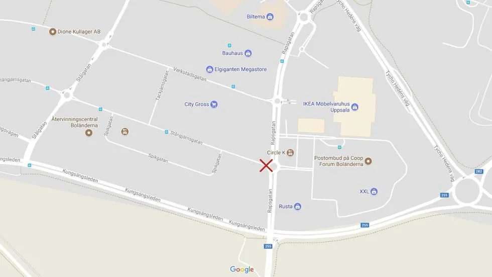 Krysset märker ut den in- och utfart som är avstängd i rondellen där Stångjärnsgatan korsar Rapsgatan.