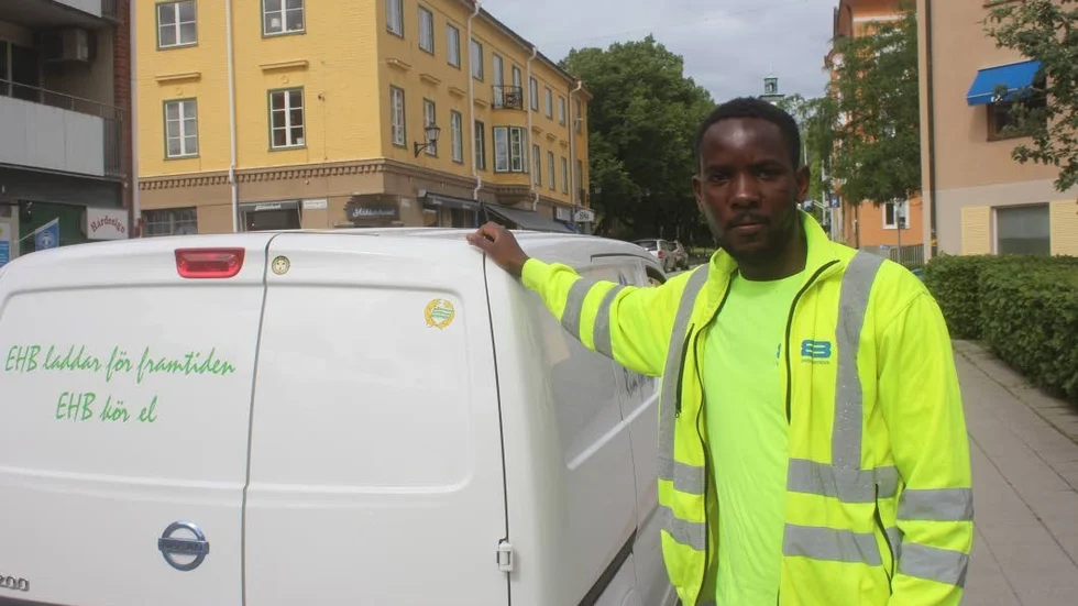Problem. Asylsökande Lapiar Rolly Well får jobba i Sverige medan hans asylsökan behandlas. När han skulle öppna ett bankkonto blev det först kalla handen av flera banker.