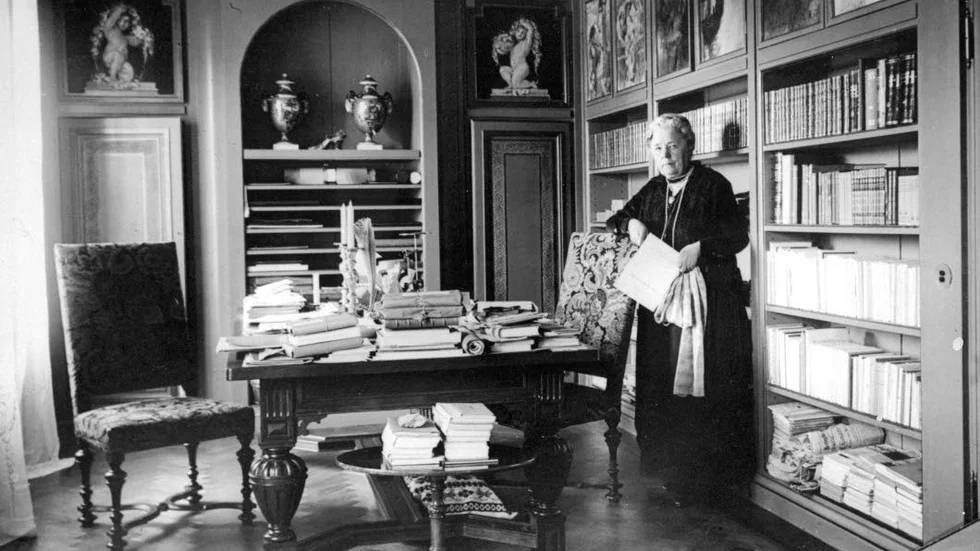 Författare. Selma Lagerlöf (1858-1940) är en av de personer som återkommer i Lutherssons bok på 116 korta kapitel och minst 487 fotnoter. Här på Mårbacka.