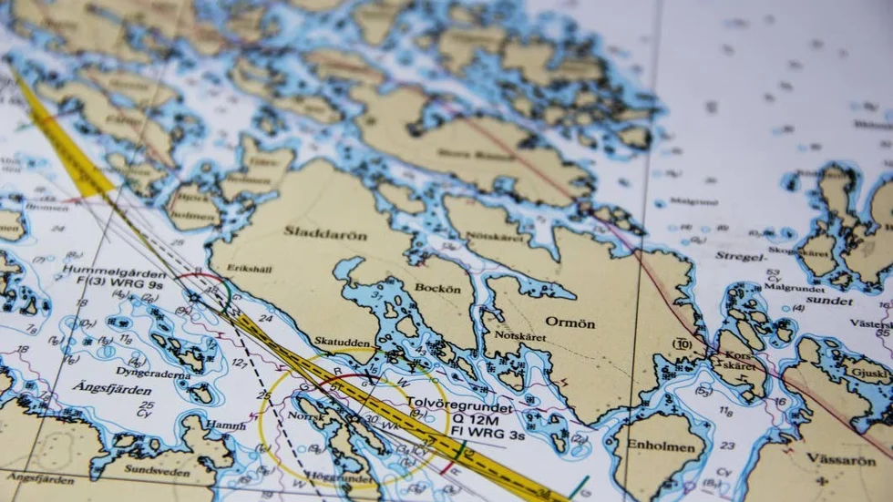Analogt. Skulle det digitala sjökortet strula går det alltid att ta sig fram med hjälp av det på papper.