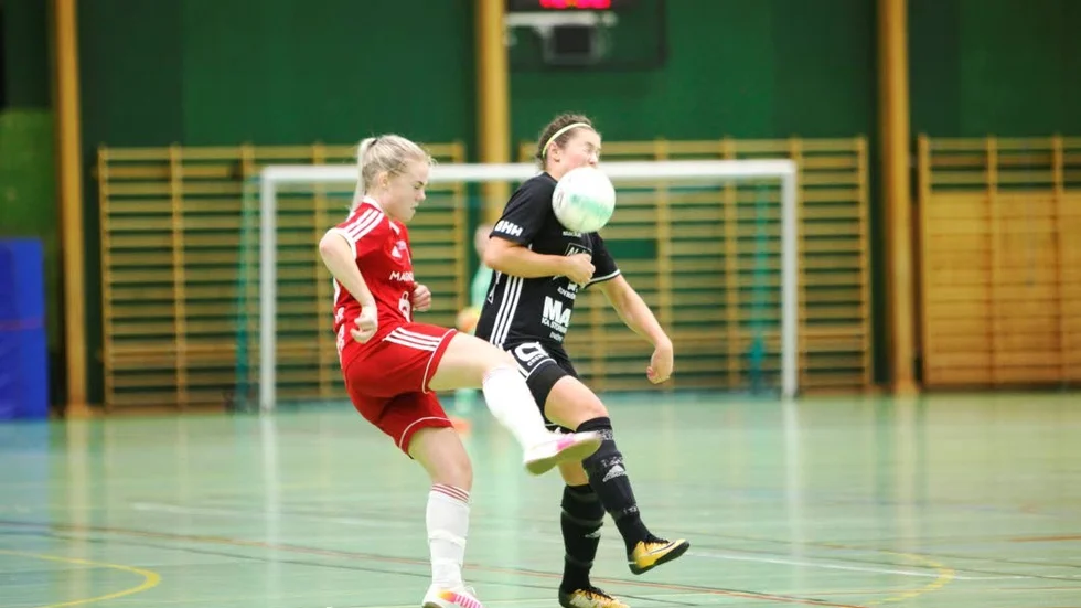 Tuff duell. Håbos bba Lindgren och Fannas Lovisa Mårts i kamp.