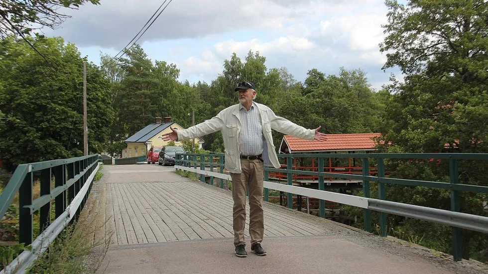 Protesterar. Här ska vägen över ån i Nykvarn stängas av. Peter Tolstoy vill att lantmäteriförrättningen som vann laga kraft förra året ska rivas upp.
