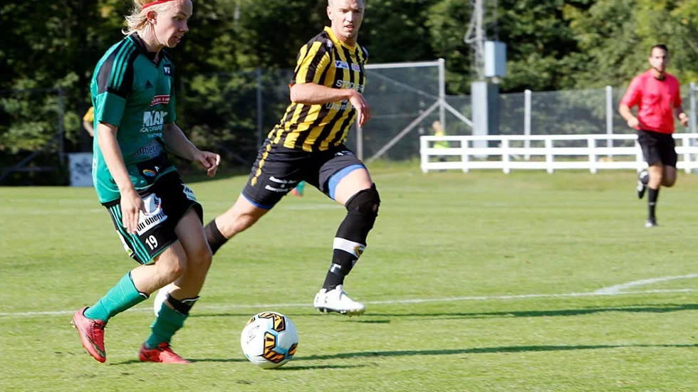 Nätade. Willy Wickman är precis på väg att sätta 4–0.