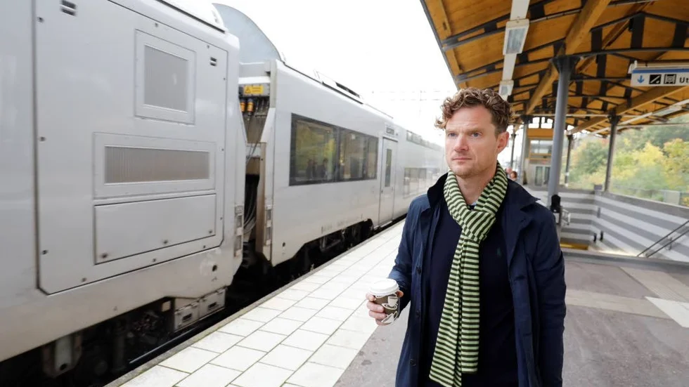 Med en nyinköpt fika i handen går Magnus Widgren trappan upp till perrongen och tåget till Stockholm. ”Jag använder resan till att förbereda mig inför arbetsdagen i lugn och ro”.