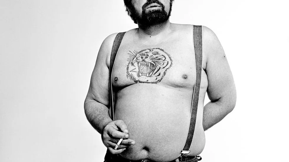 Utan skjorta. Första gången trubaduren Cornelis Wrejswik tog av sig skjortan var i Hans Geddas atelje 1984. "Ingen hade sett hans tatuering förut".