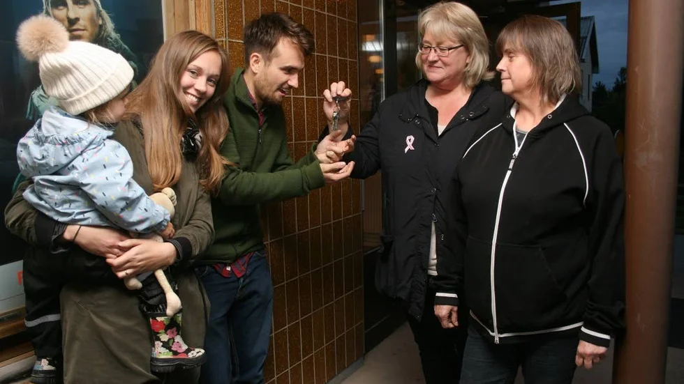 Föreståndarskifte. Tärnsjöparet Sanne Flink (med dottern Ilse i famnen) och Nikolai Meurman tar symboliskt emot portnyckeln till biograflokalen i Tärnsjö folkets hus av avgående föreståndarduon Mia Andersson (till vänster) och Eva Forsberg.