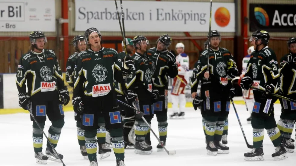 Skön seger. ESK-arna jublade efter första segern för säsongen i hockeyettan.