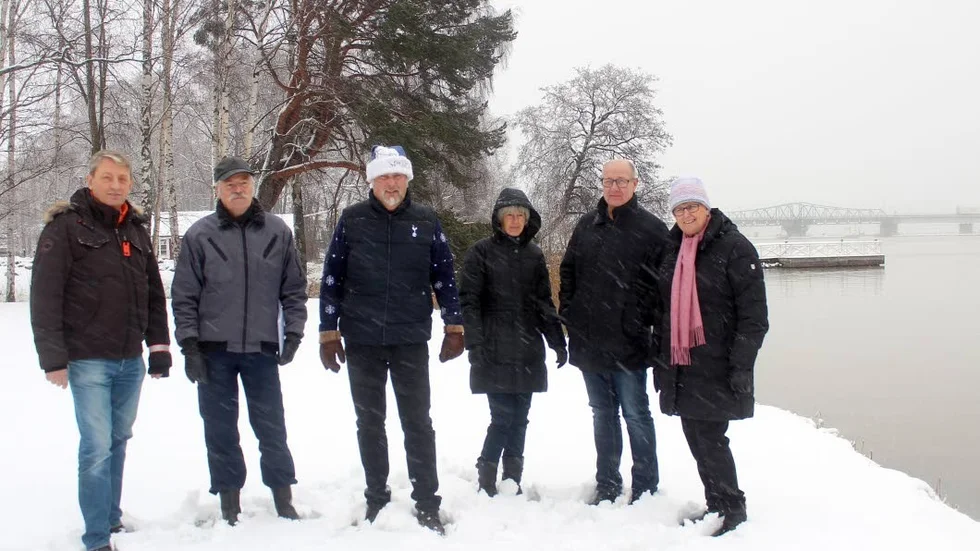 Hjulstabron. Föreningen Hjulstafjärdens vänner vill vara med och påverka planerna för den nya överfarten mellan Hjulsta och Märsön. Från vänster
Erik Saers, Lars Lindblom, Peter J Borg, Anne-Sofie Lindblom, Lars-Olof Olsson och Kristina Olsson