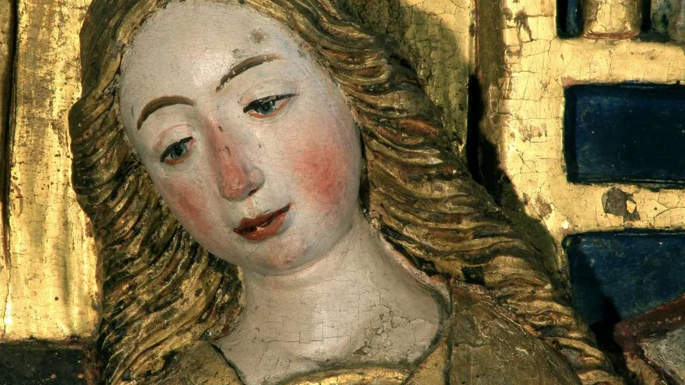 Mariabild. Närbild av jungfru Maria som hon porträtterats i Singö kyrkas altarskåp.