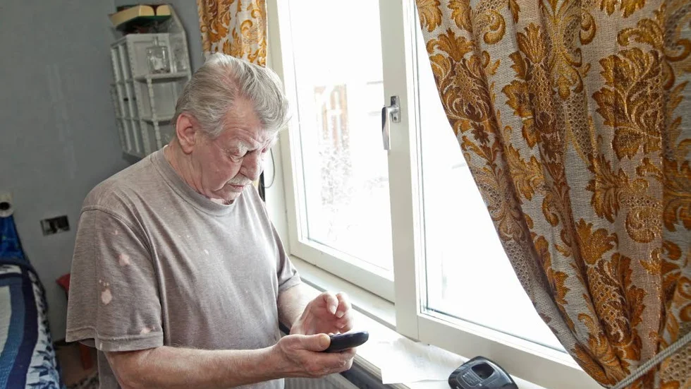 Digitalt. Dagens teknik gör att många äldre blir utelåsta från många av samhällets funktioner. Man uppskattar att ungefär 400 000 äldre befinner sig i ett digitalt utanförskap i Sverige.