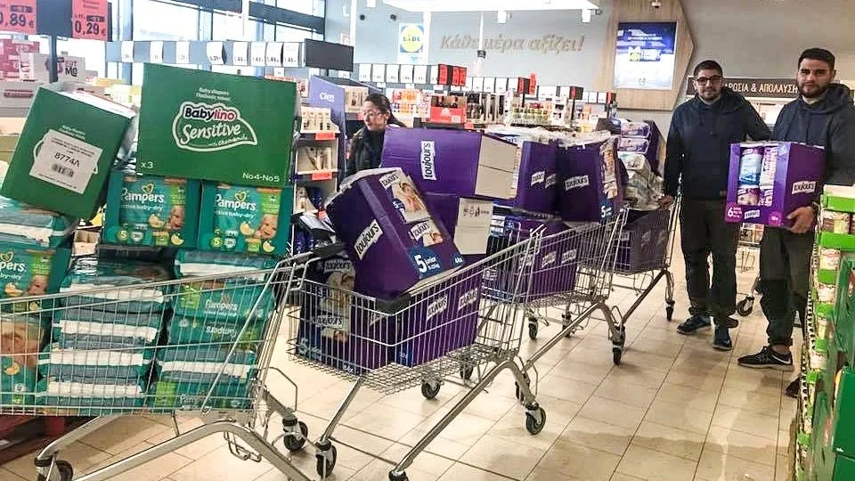 Förnödenheter. Förutom vatten och mat handlar bröderna Lucio och Julian Firpo också blöjor till flyktingbarnen i Moria.