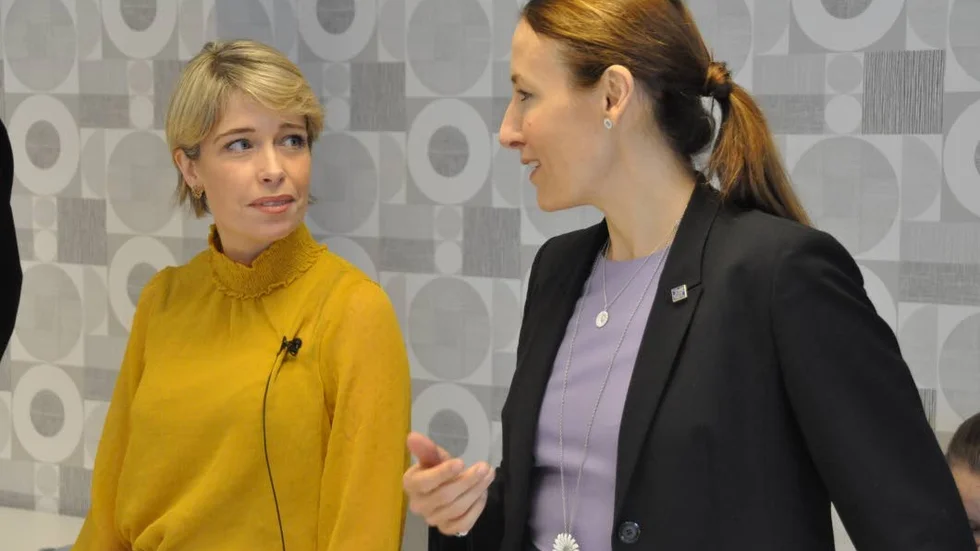 Annika Strandhäll (S) och Heidi Stensmyren under besöket på Centrumkliniken i Uppsala.