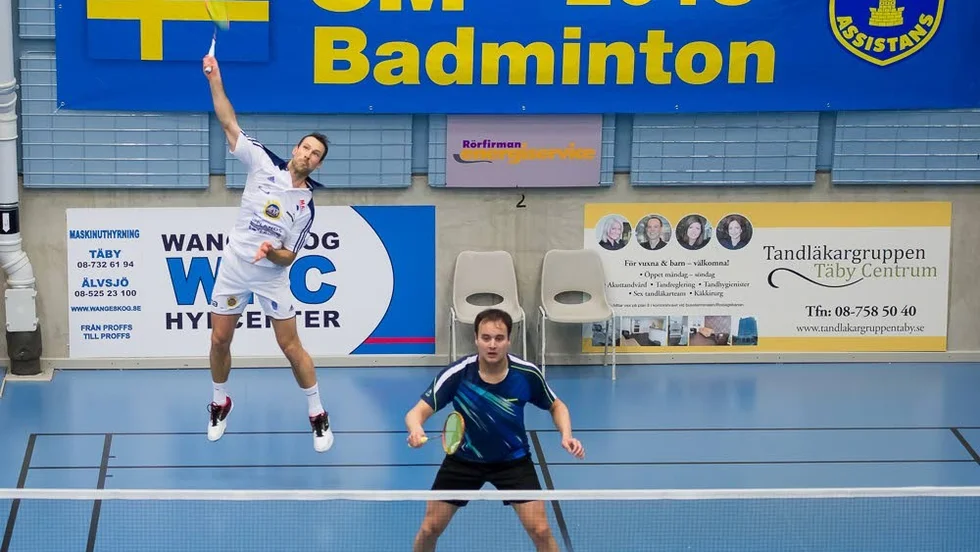 Final. Richard Eidestedt (bakre spelaren i bild) laddar på ett slag i herrdubbelfinalen. Han tävlade tillsammans med Tim Foo, Kista.