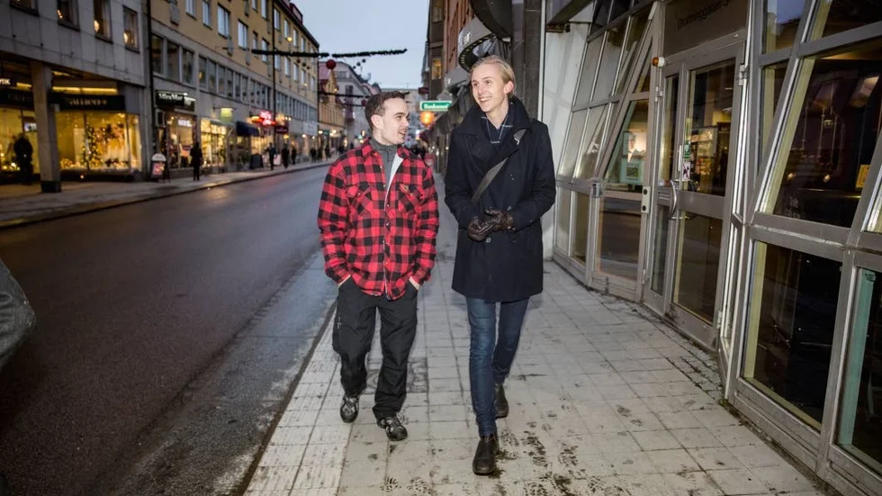 Anton Håkansson, till vänster, hjälpte till när Erik Asp, till höger, föll ihop på Drottninggatan.