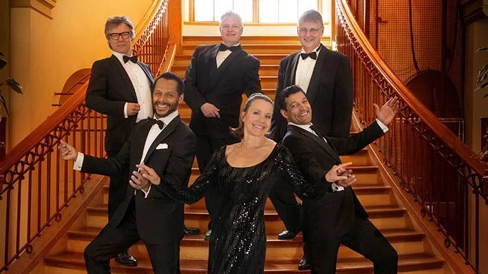 Dans och musik. Lennart Simonsson, Joakim Ekberg och Per Johansson i bakre raden stod för musicerandet medan Karl Dyall, Jeanette Köhn och Rennie Mirro dansade och sjöng.