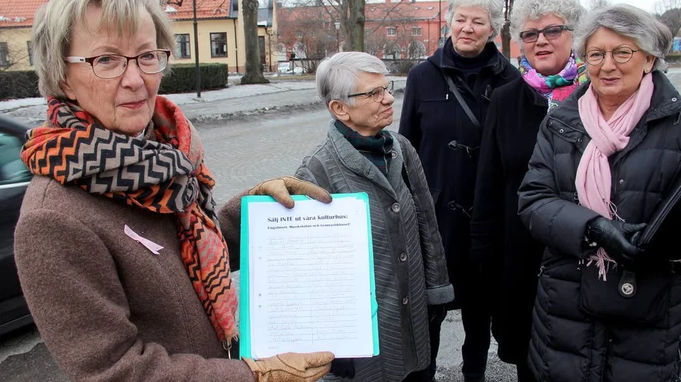 Många namn. På bara några timmar har drygt 150 namnunderskrifter samlarts in och insamlingen fortsätter.
