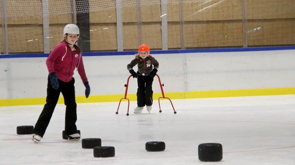 Svänga. Ellen och IdaThorsén/Svenson provade på lite slalomåkning på skridskor.