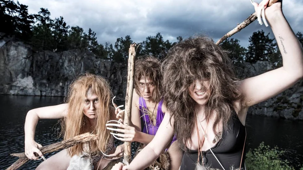 Vilda kvinnor. Amanda Apetrea, Lisen Rosell, Nadja Hjorton tar ut svängarna i "Grottbjörnens folk".