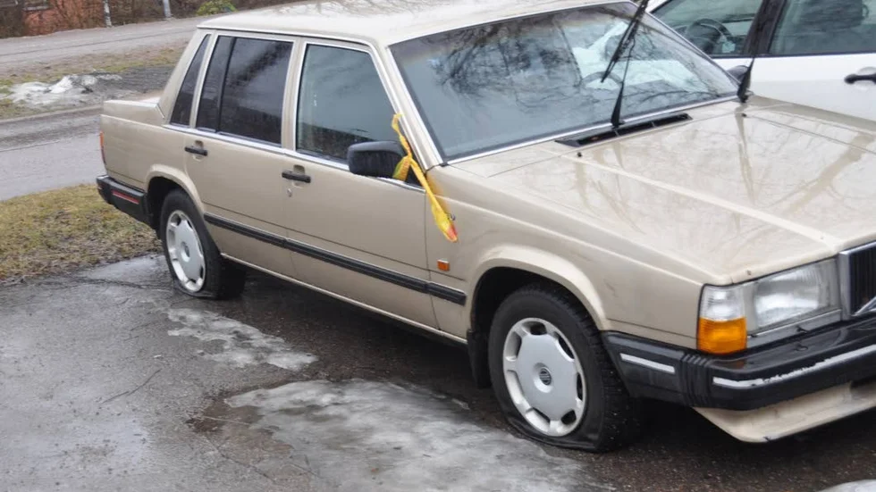Flera av bilarna fick flera däck sönderskurna.