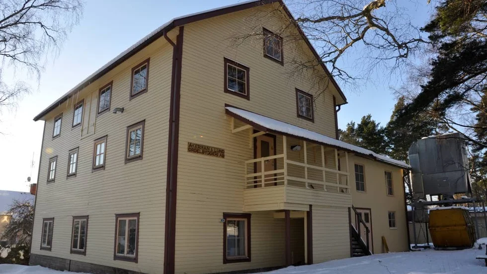 Det gula trähuset på Valloxvägen där orgelbyggeriet hållt till sedan 1920-talet riskerar rivas.