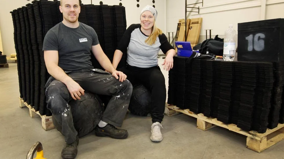 Gasar. För småbarnsföräldrarna och företagarna Stephanie Karlsson och Jesper Karlsson har det gått snabbt. Inom loppet av 3 år har de gift sig, startat företag och blivit föräldrar