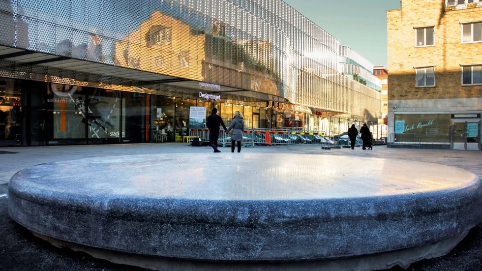 Betongbjässe. På Forumtorget huserar numera 30 ton betong i formen av en puck. "En konstnärlig dekoration som man även kan sitta på", kallar Åke Westling den för.