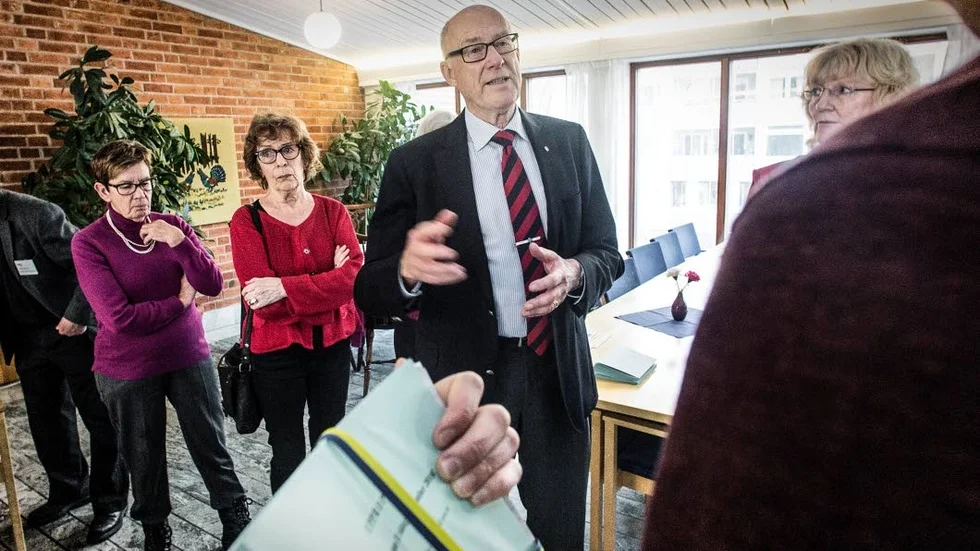 Per Olof Osterman från Uppsala senioruniversitet överlämnar namnunderskrifterna till Erik Pelling (S).