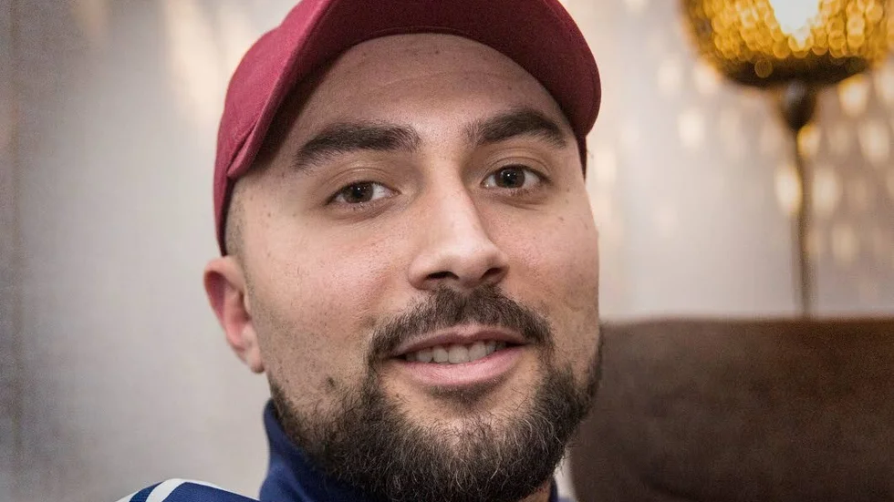 Moncho, som egentligen heter Ramón Monserrat, laddar inför  Melodifestivalen. Han ser den som sin stora chans att nå ut till en miljonpublik.