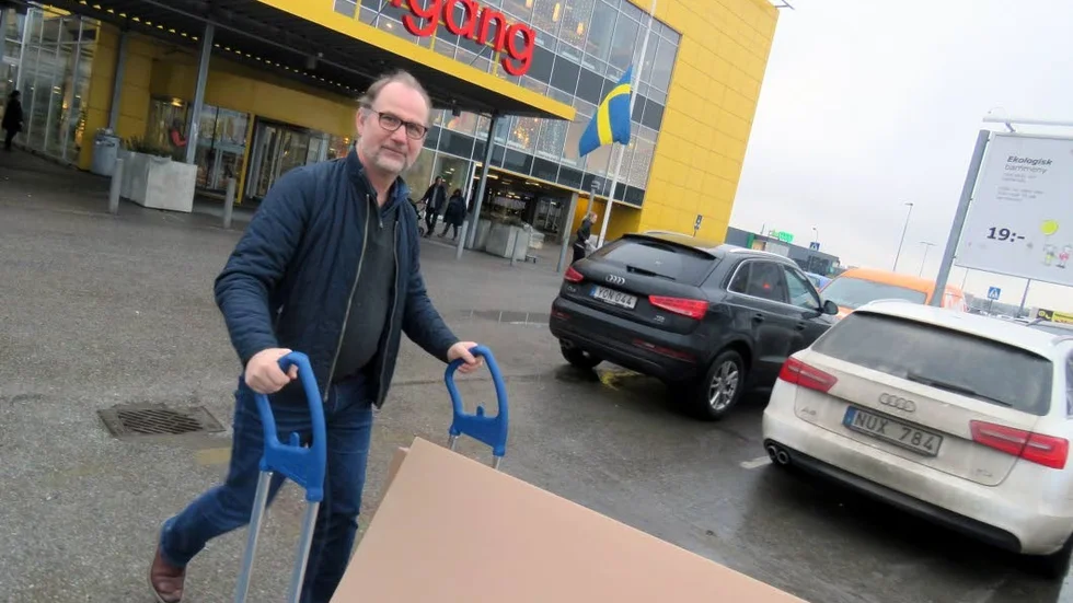 Tord Hallberg pekar på vad Ikea inneburit för unga människor som vill flytta hemifrån. "Det är mycket lättare i dag än förr".