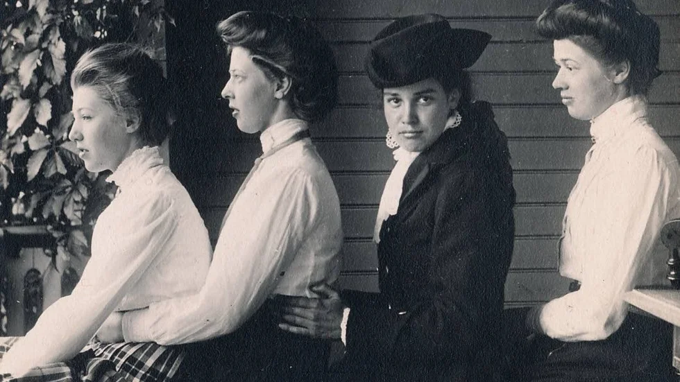 "Harriet Löwenhjelms värld" innehåller fotografier som tidigare aldrig har publicerats. Här ser man Harriet Löwenhjelm i svart tillsammans med tre kusiner med efternamnet Mörner.