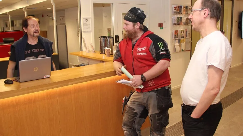 Fick hjälp. Tony Olsson (i mitten) fick hjälp av både bygglovshandläggaren Göran Nimmersjö till vänster) och miljö- och hälsoskyddsinspektören Göran Johansson under bygglovskvällen.
