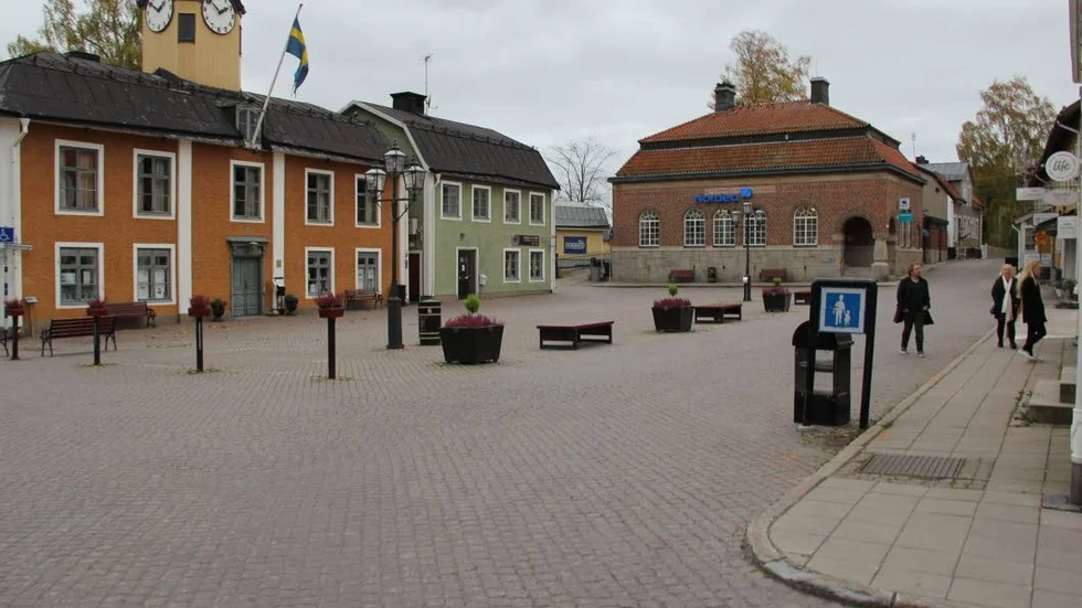 Rådhustorget ingår. Kanske får besökare höra Östhammars sista borgmästare tala på torget eller uppleva myllret av människor under torghandeln. I slutet av maj är det premiär.