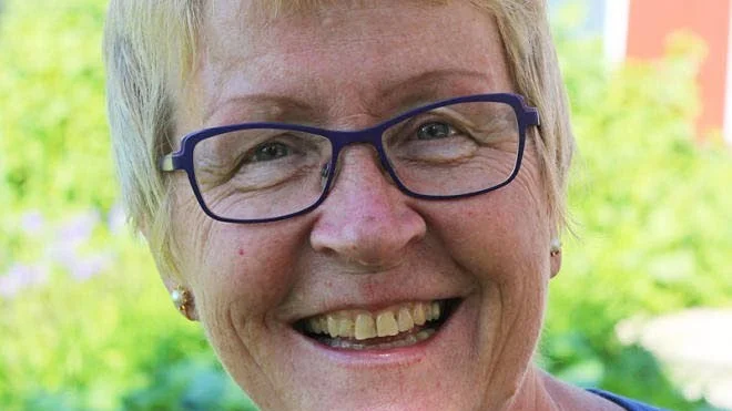 Pianist. Birgitta Rosenkvist-Brorson sitter vid pianot i Österunda kyrka. Hon är organist och nationell körpedagog.