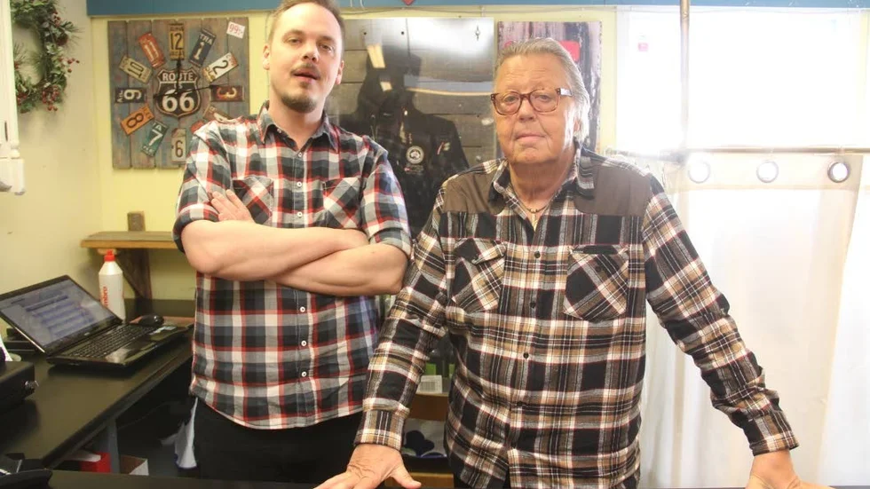 Far och son. Roger Westblom (th) och sonen Niklas har drivit GNK Lagerköp i Hedesunda tillsammans. men nu slår de igen butiken.
