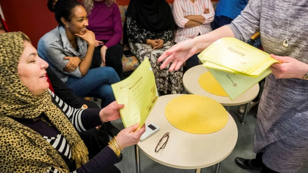 Mariam Said tar stolt emot sitt kursintyg under torsdagen.