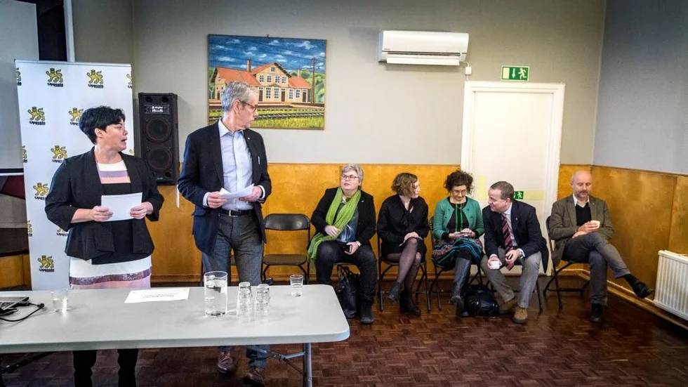 Avtal klart. Marlene Burwick och Börje Wennberg, både (S),  presenterade avtalet i Bergsbrunna bygdegård tillsammans med både opposition  och partikolleger.