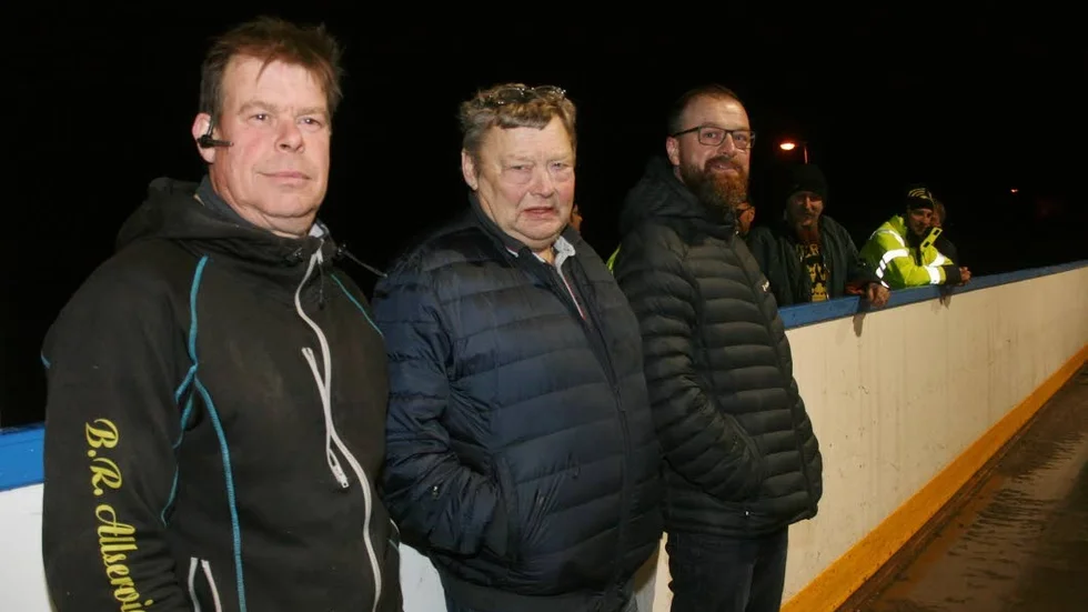 Engagerad trio. Företagaren Bjarne Reinholdsson (till vänster), som hjälpt till med markarbeten till den nya rinken i Heby, tillsammans med ismakaren och eldsjälen Ernst Johansson (i mitten) och projektledaren Adis Pasalic.
