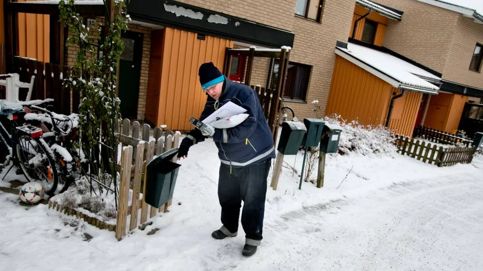 Brevbäraren Magnus Johansson delar ut post i Gottsunda.