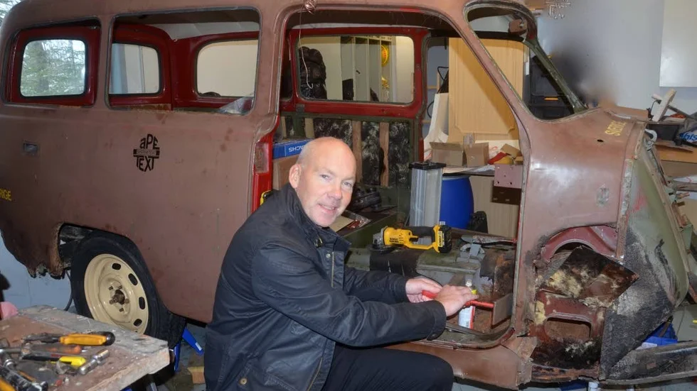 Renoveringsobjekt. Ett av Henrik Hammarbergs fritidsintressen är att renovera gamla bilar. Just nu fixar han en Volvo duett från 1966.