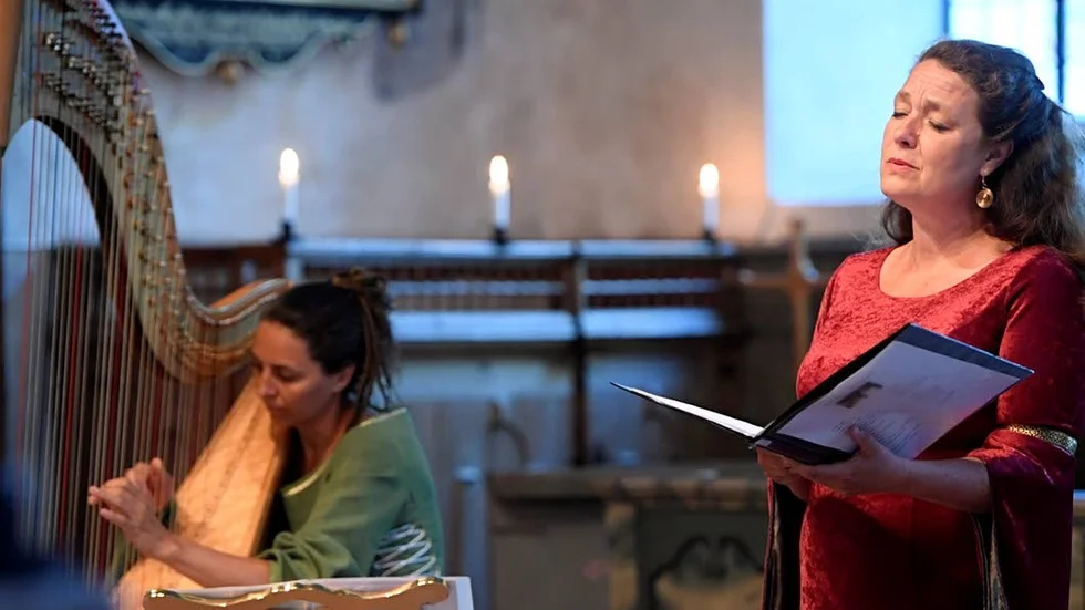Somrigt.
Ismahani på harpa och sopranen Karin Frölén framförde en blandad repertoar i S:ta Gertruds kyrka under torsdagskvällen.
