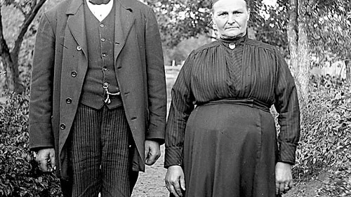 Finkläderna var svarta, både mannens och kvinnans. Foto: Vimmerby Digitala Bildarkiv