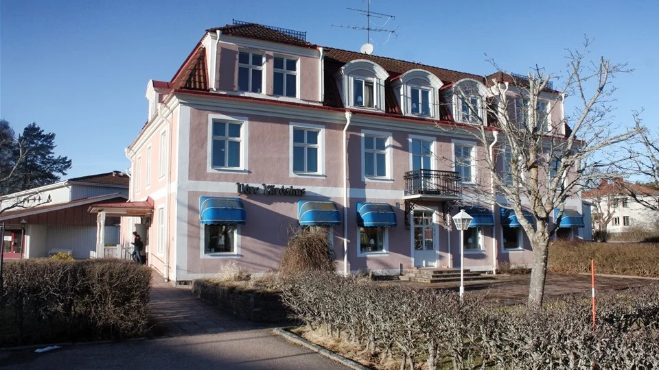Hotellet i Österbymo, mer känt som Ydre Värdshus eller Österbymo Värdshus, ska enligt majoritetsförslaget till fullmäktige delas upp i två halvor, varav kommunen behåller den ena och säljer den andra till Filadelfiaförsamlingen.