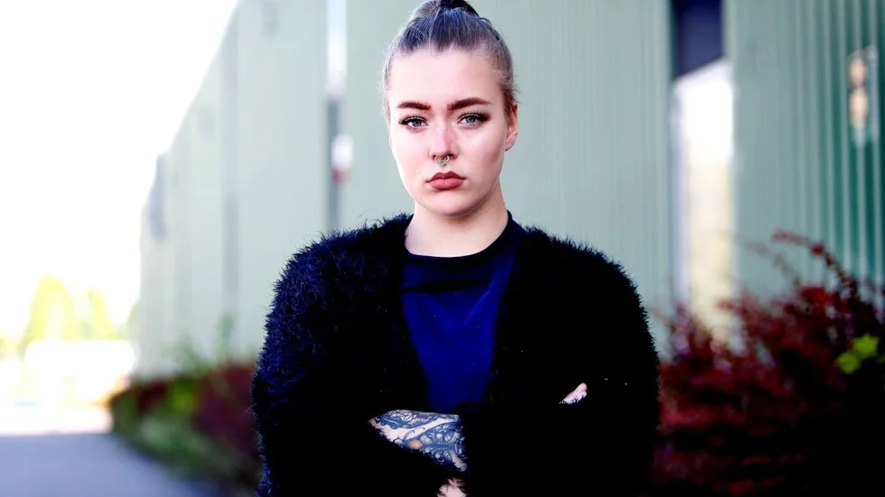 "Att sitta ensam med en man i mörkret, utan att snabbt kunna ta sig därifrån, är en väldigt utsatt situation", säger Amanda Nyberg som vill starta ett tjejtaxibolag.