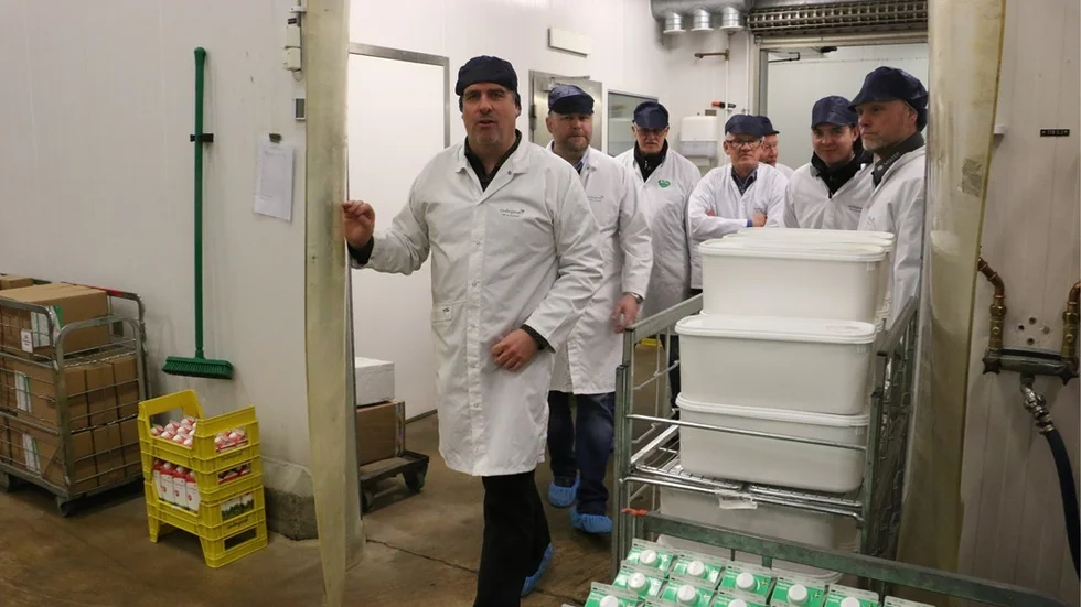 Emåmejeriets vd Patrik Evertsson visade runt på mejeriet och berättade om produktionen.