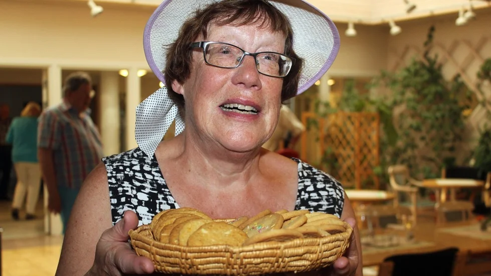 Anna-Maj Sundström delade med sig av kaffets historia, när Väntjänsten ställde till med kafferep på Lundagården. Foto: Charlotte Madestam