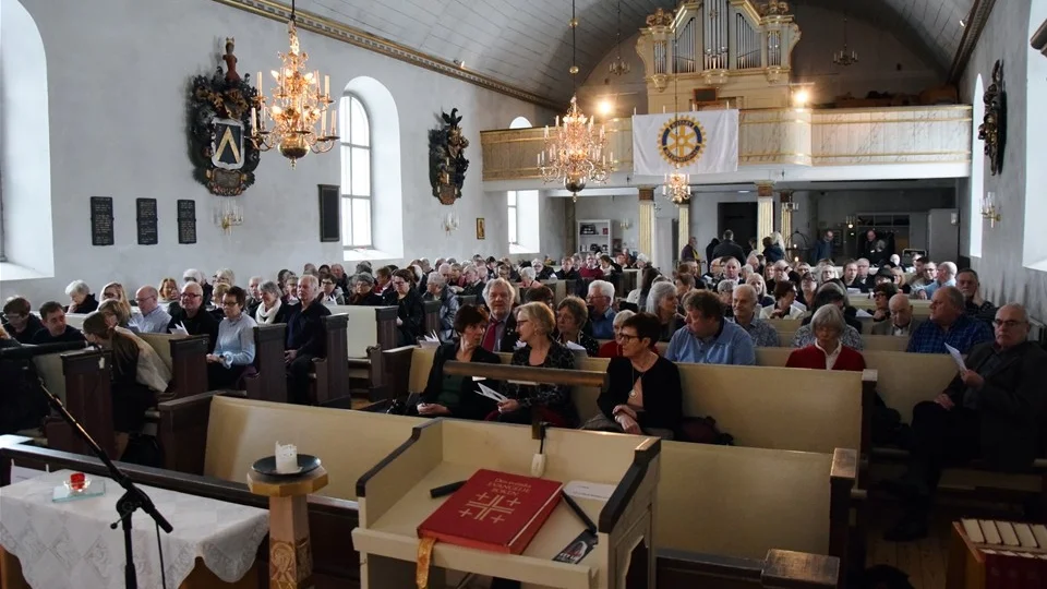 Kisa kyrka var fullsatt under lördagens välgörenhetskonsert. 250 personer tog chansen att njuta av en kväll med bröderna Gärdestad musik. Foto: Morgan Karlsson