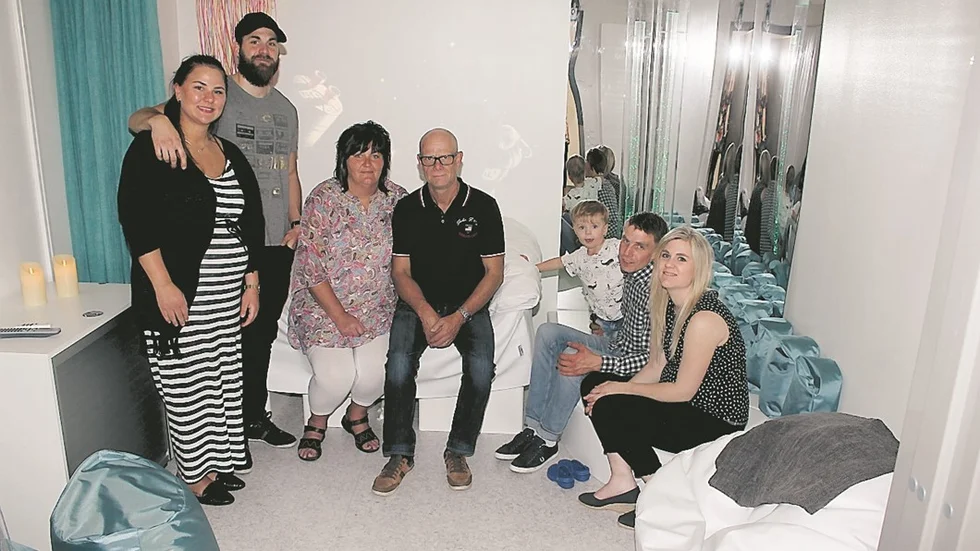 Hela familjen med lillasyster Elin, storebror Jimmy, mamma Britt-Marie, pappa Lasse, sambon Eric och sonen Axel var förstås med under Emma Nybergs stora dag, när sinnenas rum invigdes på barn- och ungdomssjukhuset i Linköping.