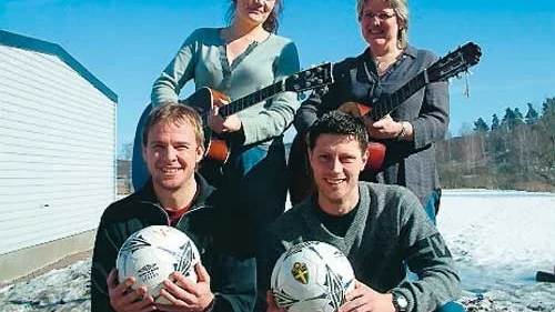 Charlotte Nordin och Eva Lindberg blir lärare för musikklassen och Tobias Siverholm och Niklas Johansson har huvudansvaret för fotbollsklassen. Foto: Lars-Göran Bexell