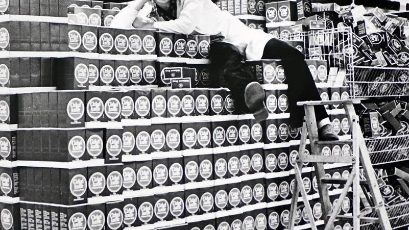 Kjell tar en lite paus efter ha staplat kaffepaket inför invigningen av det då nybyggda Domus i september 1972. Foto: privat
